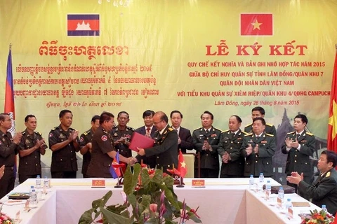 越南林同省军事指挥部同柬埔寨暹粒省军区缔结友好关系（图片来源：人民报）
