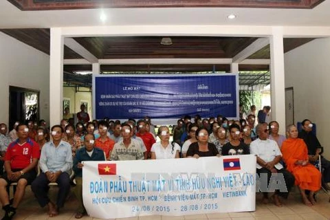 越南胡志明市眼科医院为老挝万象贫困白内障患者免费手术(图片来源：越通社）