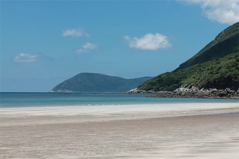 昆岛的周围是一片绿色深林，宽阔白沙和起伏石滩（图片来源：Vnexpress）