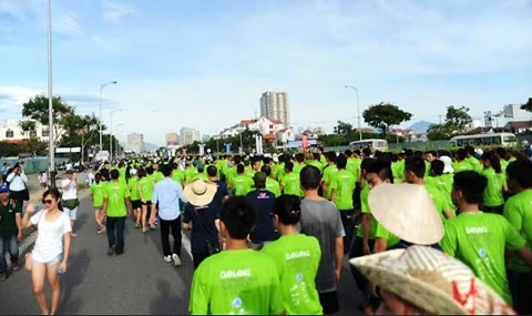 2015年岘港国际马拉松赛场景（图片来源：越南《人民报》）