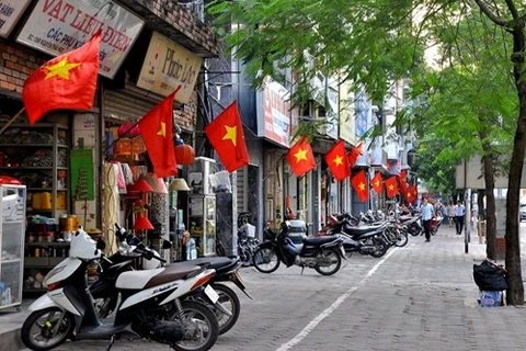 首都河内各条街道上都装满着红色国旗和五颜六色的彩旗(图片来源：越南国家交通安全委员会网址）