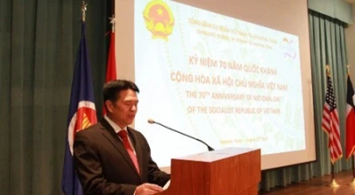 越南驻美国得克萨斯州休斯敦总领事阮文和在纪念典礼上发言。