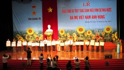越南广治省向523位母亲授予和追授“越南英雄母亲”称号（图片来源：越南人民报）