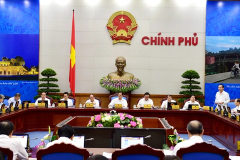 越南政府总理阮晋勇主持召开8月份例行会议。