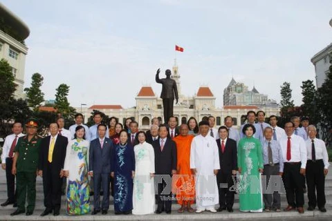 胡志明市领导人与革中央部委、行业代表在胡志明主席塑像。