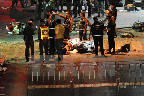 泰国警方在发生爆炸的现场进行调查（图片来源：新华社/越通社）