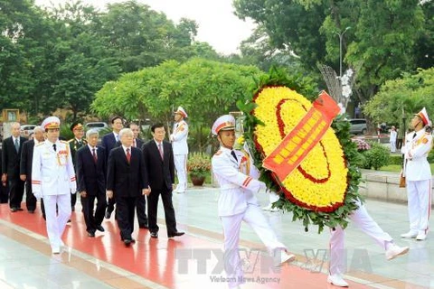 越南党和国家领导人拜谒胡志明主席陵墓和缅怀英雄烈士(图片来源：越通社）