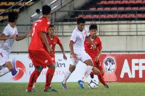 越南球员与缅甸球员在比赛中拼抢（图片来源于网络）