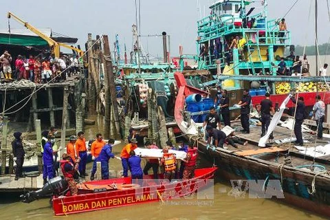 马方救援人员将遇难者遗体转移至船上。（图片来源:越通社）