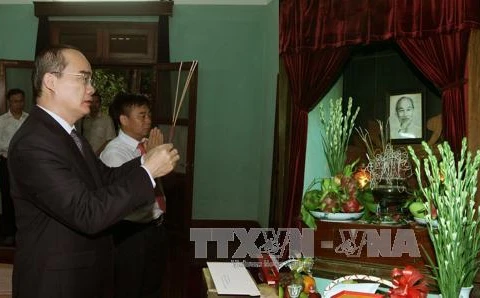 越南党、国家和祖国阵线领导人上香缅怀胡志明主席(图片来源：越通社）