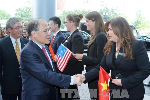 越南驻美国大使馆干部人员和美国朋友到机场迎接国会主席阮生雄一行（图片来源：越通社）