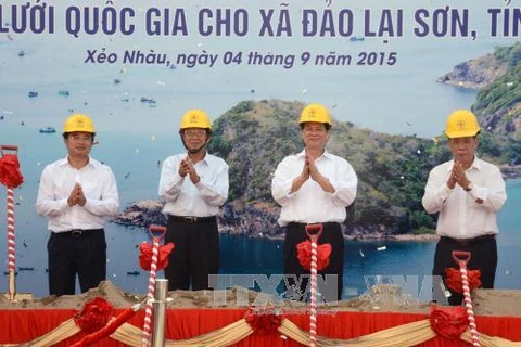 越南政府总理阮晋勇出席坚江省赖山岛乡国家电网供电项目开工仪式