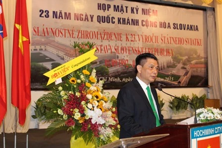 斯洛伐克驻越南胡志明市名誉领事胡辉发表讲话。