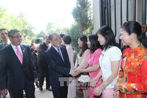 越南国会主席阮生雄​探访越南驻美国大使馆。（图片来源：越通社）