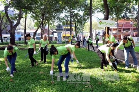 青年志愿者在9·23公园展开清洁卫生活动（图片来源：​越通社）