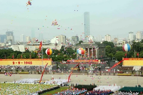 巴亭广场到处悬挂着颜色艳丽国旗鲜花，庆祝越南八月革命胜利暨九·二国庆70周年。