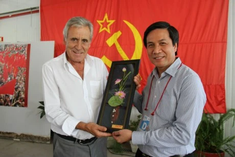 黎国庆副总编辑向葡萄牙共产党领导人赠送礼物（