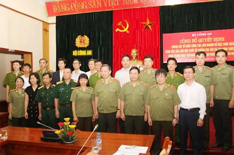 越南公安部副部长苏林出席会议