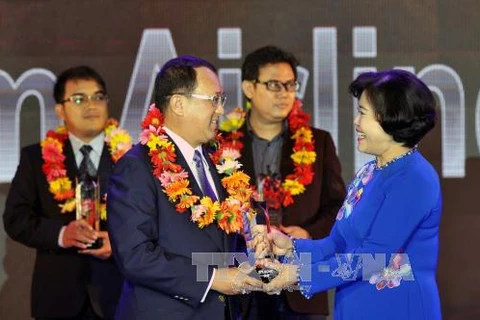 胡志明市人民委员会向越南国家航空公司颁发“2015年最佳航空公司”奖。
