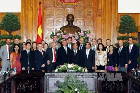 越南政府副总理阮春福同美国企业代表团各位代表合影留念（图片来源：越通社）