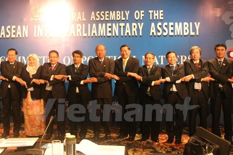 出席东盟议会联盟政治事务委员会会议的各位代表。