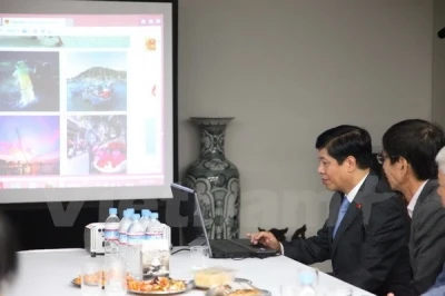越南驻日本大使阮国强（左一）（图片来源：越通社）