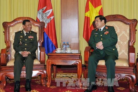越南国防部部长冯光青大将会见柬埔寨国防部国务秘书宁帕（图片来源：越通社）