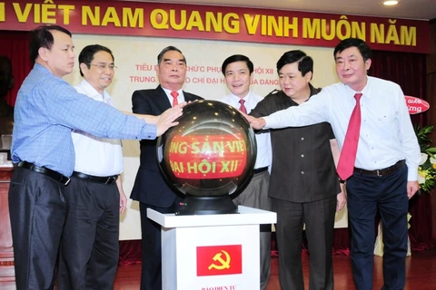 《越南共产党—越共十二大》新闻网按钮开通仪式场景（图片来源：越南政府电子门户网）
