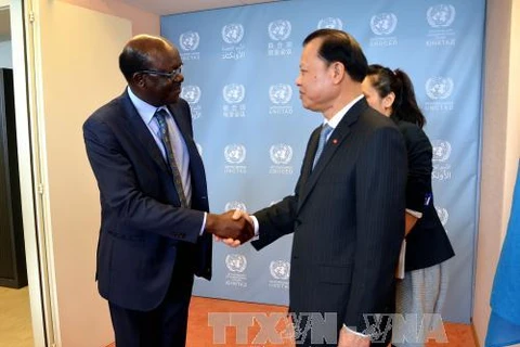 武文宁 副总理与贸发会议秘书长穆希萨·基图伊。（图片来源：越通社）