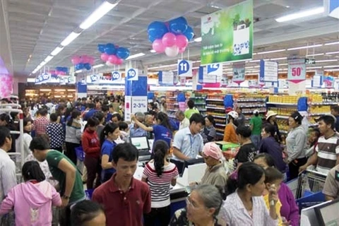 众多消费者在Saigon Co.op系统的一个超市里购物（图片来源：人民军队报）