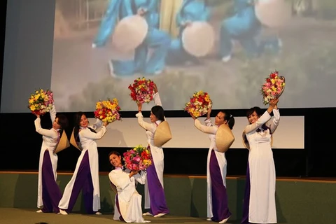 第四次布拉格东盟电影节开幕式中，由越南演员们表演的文艺节目（图片来源：越通社）