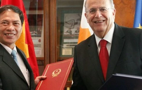 越南外交部副部长裴青山和塞浦路斯外交部长卡素里蒂斯（图片来源：in-cyprus.com）