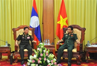 越越南人民军副总参谋长黎占中将会见老挝地面炮兵局局长旺考（图片来源：越南人民军队报）