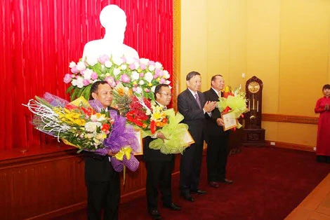 苏林上将向老挝安全部驻越南代表机构若干干部授予越南“维护祖国安全”纪念章。