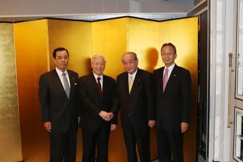 阮富仲总书记与日本经团联副会长仁荻田和各位代表。