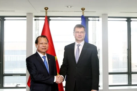 越南政府副总理武文宁和欧洲委员会副主席东布罗夫斯基斯（图片来源：​ VGP） 
