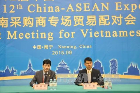 越南工商部贸易促进局副局长谢黄玲（左）与中国—东盟博览会秘书处（右）。