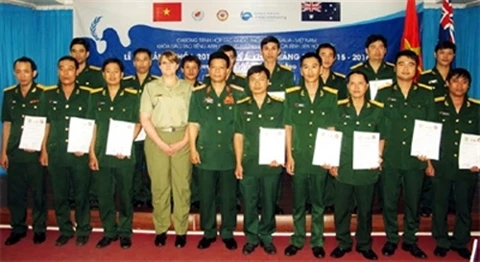 英语班参训学员荣获英语培训班结业证书（图片来源：人民军队报）