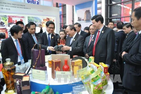 越南政府副总理阮春福参观第12届中国-东盟博览会上的广宁省展位