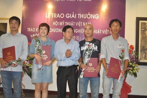 2015年越南美术奖颁奖仪式场景（图片来源：越通社）