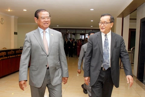 柬埔寨副首相、人民党副主席萨肯(z左）和柬埔寨救国党领袖桑兰西。