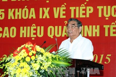 越共中央政治局委员、中央书记处常务书记黎鸿英发表讲话。