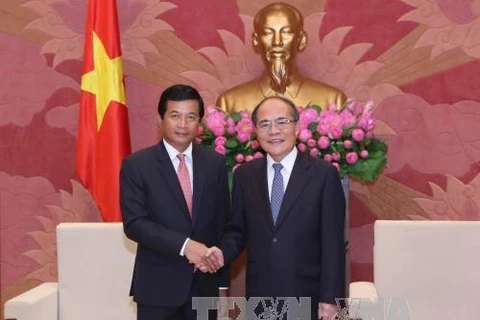 越南国会主席阮生雄会见老挝驻越南大使。