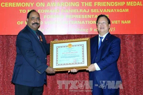 越南友好组织联合会主席武春鸿​向爱德华先生授予友谊勋章。
