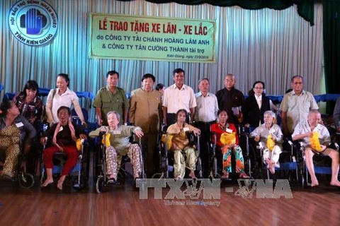 越南坚江省贫困病人保护协会向残疾人赠送100辆轮椅。