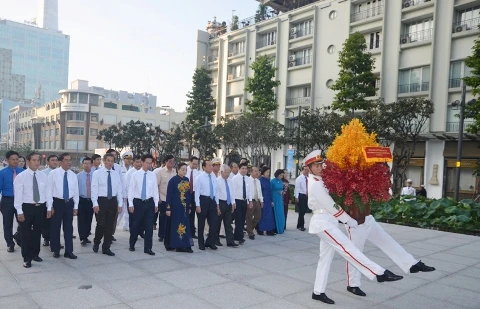 各位代表向胡志明主席塑像敬献花圈（图片来源：人民军队报）