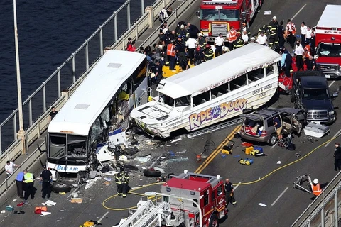 美国西雅图旅游车相撞现场（图片来源：西雅图时报)
