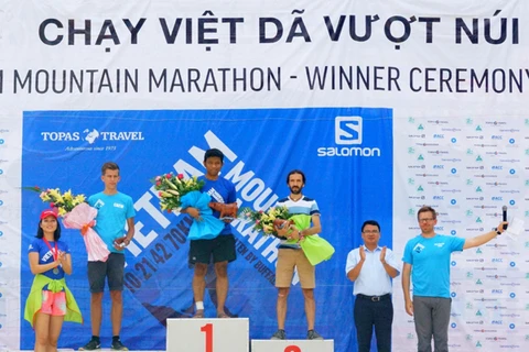 组委会向在70公里赛程中获得最佳成绩的运动员颁发奖项。