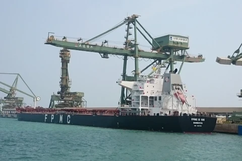 越南河静省山阳深水港迎接第一艘10万DWT散货船进港。