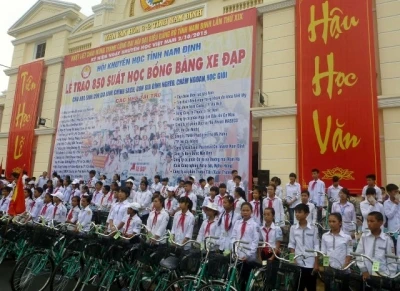 越南南定省助学协会向850名贫困好学学生颁发自行车（图片来源：越南人民报）